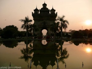 tour-triumphal-arch-laos-2