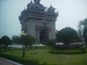 tour-triumphal-arch-laos-4