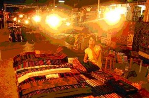 tour-night-market-laos