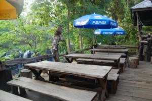 tour-pha-suam-restaurant-laos-3