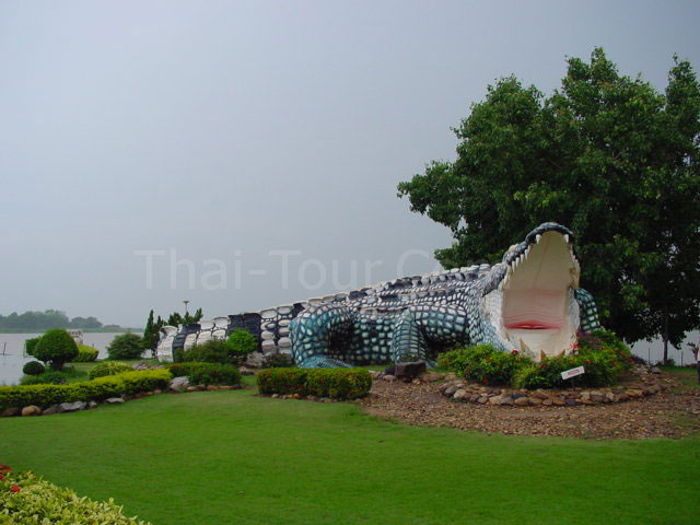 tour-phaya-cha-la-wan-statue-phichit